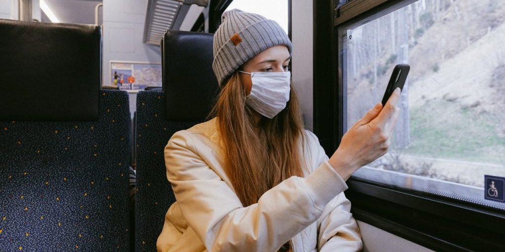 woman-in-beige-jacket-and-gray-knit-cap-holding-smartphone-3962218-1-1024x682-panorama